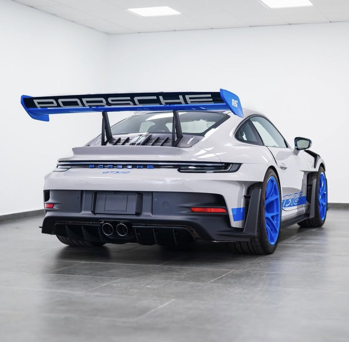 PorscheCIub's tweet photo. Paint-to-Sample Fashion Grey 992 GT3 RS https://t.co/7REcDjnLzt