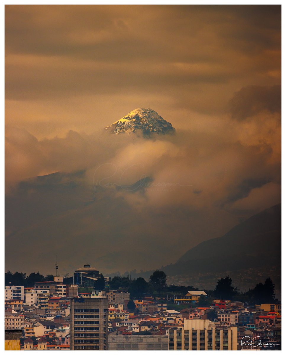 Rsonphoto's tweet photo. El Corazón…

Vista desde el norte de #Quito. https://t.co/4tY2IeCIUI