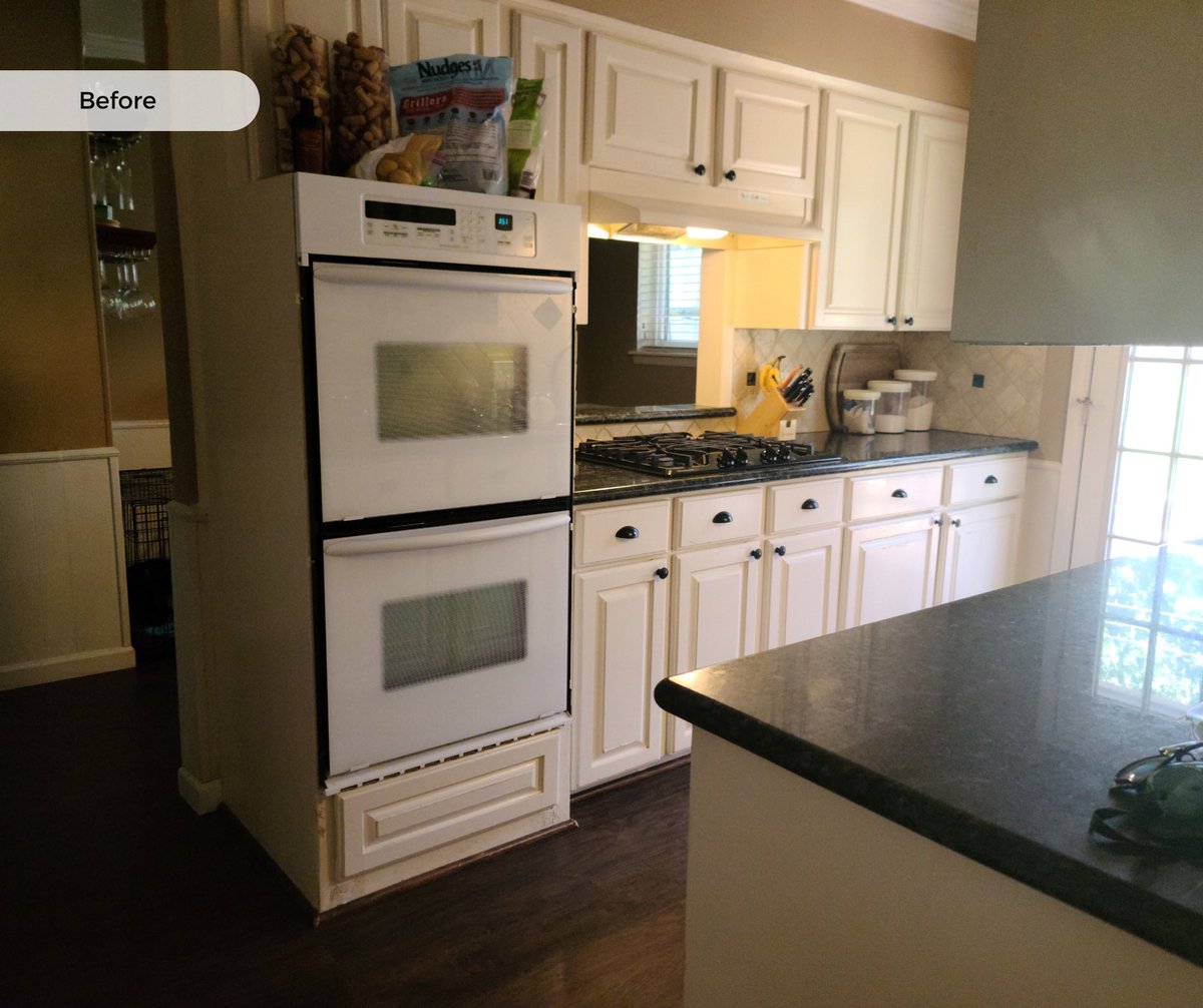 Medford_DB's tweet image. Open shelving keeps the space light while dark cabinetry grounds the whole kitchen!🤍 

#KitchenRemodel #ArlingtonRemodeling #LuxuryRemodeling