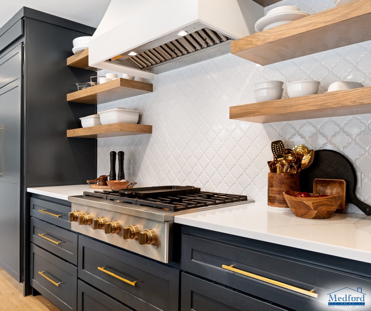 Medford_DB's tweet image. Open shelving keeps the space light while dark cabinetry grounds the whole kitchen!🤍 

#KitchenRemodel #ArlingtonRemodeling #LuxuryRemodeling