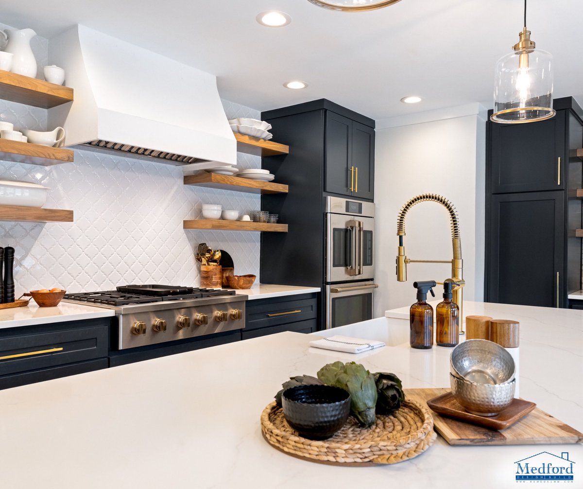 Medford_DB's tweet image. Open shelving keeps the space light while dark cabinetry grounds the whole kitchen!🤍 

#KitchenRemodel #ArlingtonRemodeling #LuxuryRemodeling