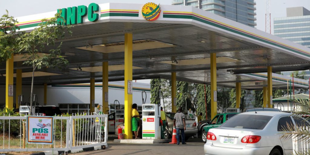 radionigeriahq's tweet image. The Nigerian National Petroleum Company (NNPC) Limited has cut petrol prices at its retail outlets to N1,130 per litre in Lagos and N1,165 per litre in Abuja.

radionigeria.gov.ng/2026/03/12/nnp…

#NNPC
#Petrol
#PMS