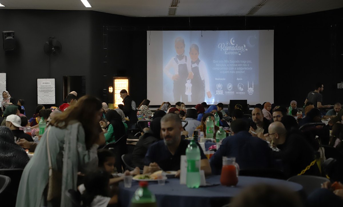 ACNURBrasil's tweet photo. Nesta quarta-feira, 11, o ACNUR e a @FambrasBrasil  realizaram em São Paulo o Iftar Solidário – celebração da quebra do jejum durante o Ramadã. O evento reuniu cerca de 350 pessoas na mesquita Misericórdia. 
Saiba mais em https://t.co/B9bJ4PIrSG https://t.co/4wFejobFhx