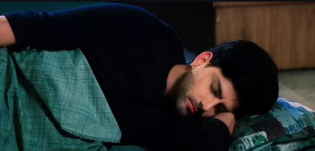 whattaagirll2's tweet image. Not Her watching him sleep on the floor ... ;)

Ps:- iss aadmi ne apni biwi k liye apna sab kya apne apko bhi tyaag diya hai .. 😭✋🏻

#Vasudha #Devaansh #VasuDev
