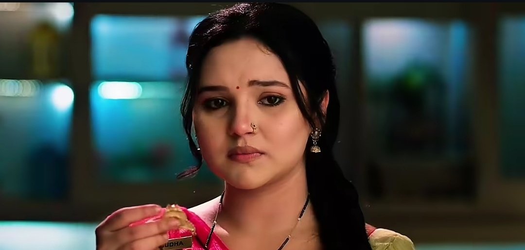 whattaagirll2's tweet image. Not Her watching him sleep on the floor ... ;)

Ps:- iss aadmi ne apni biwi k liye apna sab kya apne apko bhi tyaag diya hai .. 😭✋🏻

#Vasudha #Devaansh #VasuDev