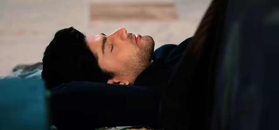 whattaagirll2's tweet image. Not Her watching him sleep on the floor ... ;)

Ps:- iss aadmi ne apni biwi k liye apna sab kya apne apko bhi tyaag diya hai .. 😭✋🏻

#Vasudha #Devaansh #VasuDev