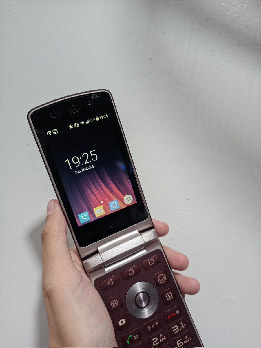 wynteokki's tweet photo. WTS LFB PH LG WINE SMART FLIP PHONE DIGICAM DIGITAL CAMERA 

₱2,400

specs 🍒

- Sim free (can call and text and can connect to wifi)
- Android 5.1.1 (Use Aurora Store or APKs to download others)
- 4GB internal storage (can put up to 32 gb sd card) https://t.co/zxnywzmU0s