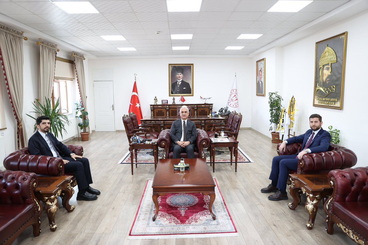 TCMusValiligi's tweet photo. İş İnsanı Ayhan Sönmez, Genç MÜSİAD Muş Şube Başkanı Ferhat Olcay ile birlikte, Valimiz Sayın @Valiavnicakir'ı ziyaret etti.#Muş

📍Muş Valiliği https://t.co/ad44zrbJrj