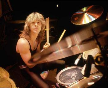 OcoWax's tweet photo. Have an awesome day today everyone! 🤘#CliveBurr May he r.i.p. #IronMaiden https://t.co/v8ScFLYCCl