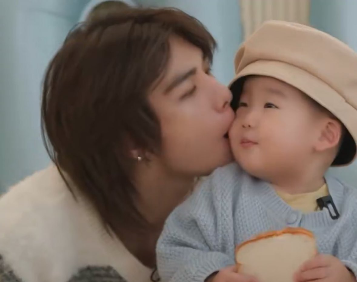 ninoononie_'s tweet photo. hyunjin ⠀⠀⠀⠀⠀⠀⠀ ⠀⠀⠀⠀⠀⠀⠀ ⠀⠀also hyunjin
with baby ⠀⠀⠀⠀⠀⠀⠀ ⠀⠀⠀⠀⠀ ⠀⠀⠀⠀with baby https://t.co/f7Mri2Tf0H