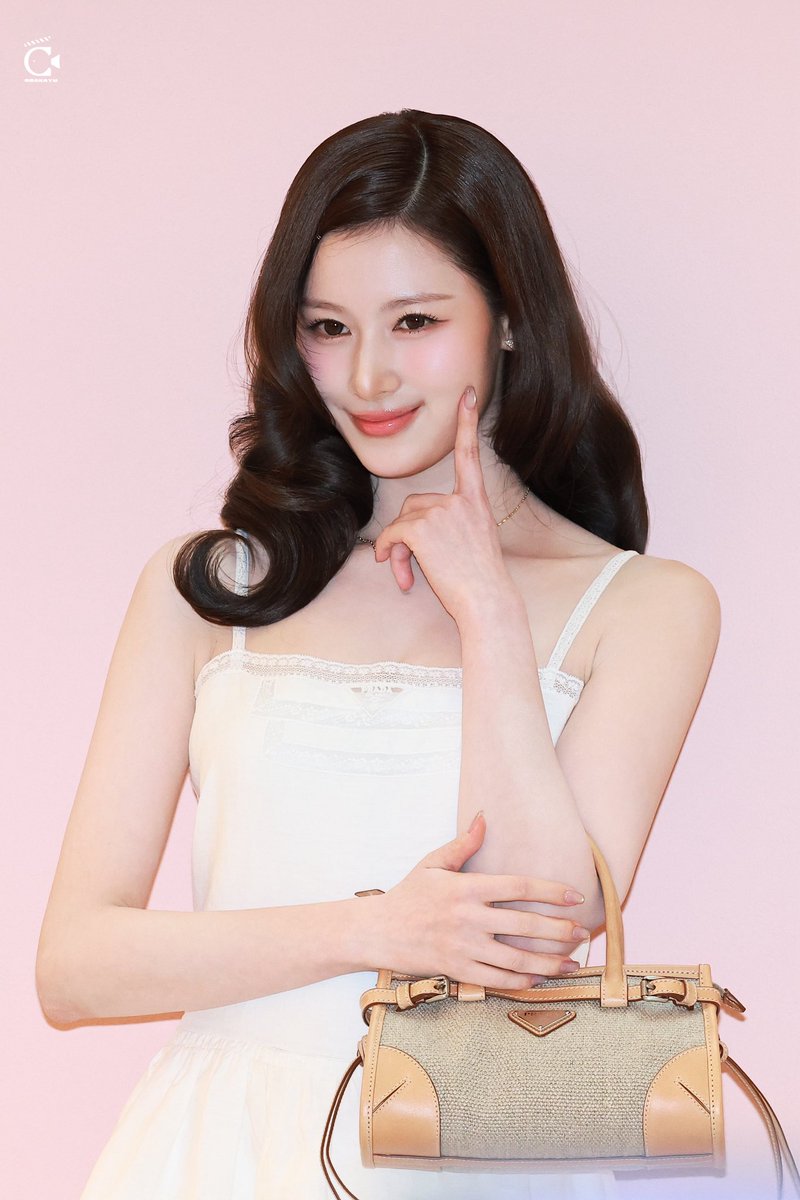 Yunsatan1229's tweet photo. プリンセス👸👑
#트와이스 #TWICE #사나 #SANA #サナ https://t.co/qj0UIBzJCZ
