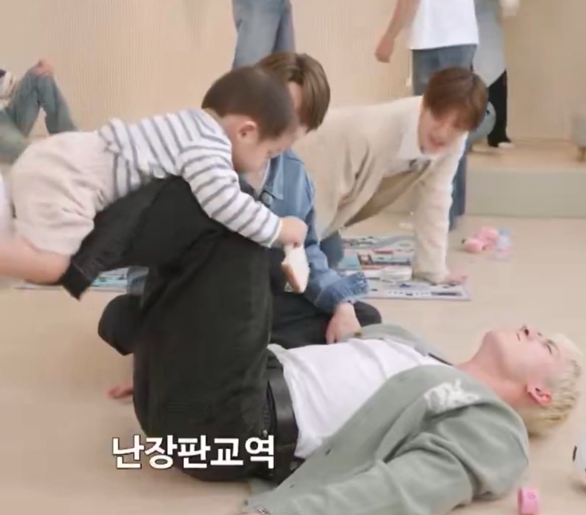 HAY COSAS QUE NO SE ENSEÑAN, SE HEREDAN JAHSKAJ 

el papá de bangchan                  bangchan