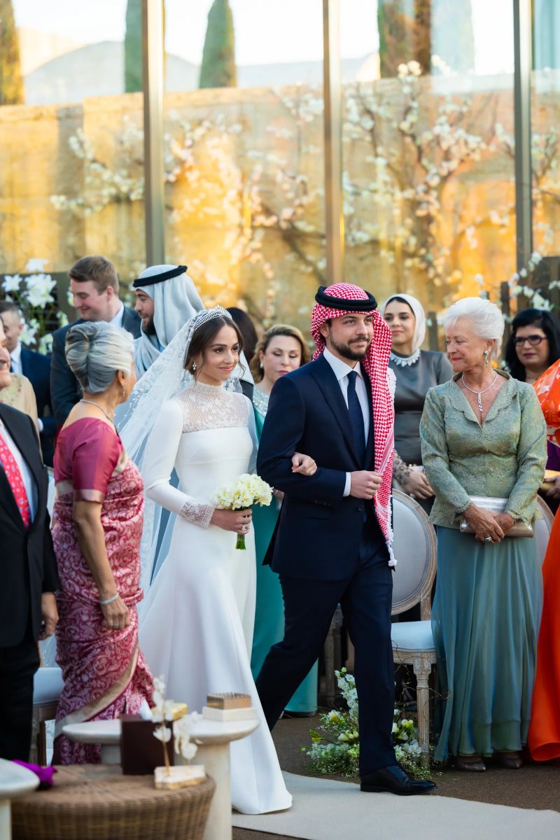 Tatlermagazine's tweet image. The moment Princess Iman of Jordan arrived on the arm of her brother, Crown Prince Hussein for her #royalwedding 

More details from inside the day:tatlermagazine.visitlink.me/q0QlpI
