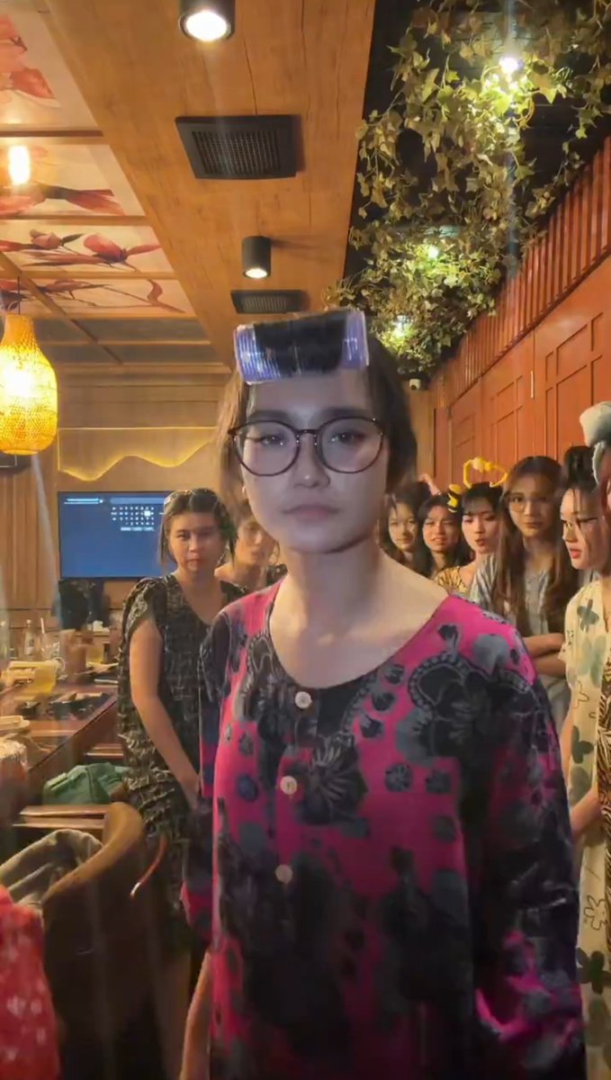 aku moco koran sarungan, kowe belonjo dasteran~

💃💃💃