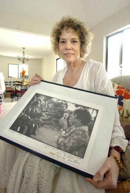 このポスターの元ネタになった、花を持つ女性Jan Rose Kasmirはその後も、イラク戦争反対デモや銃規制を求めるデモなどに参加している。自らの写真を掲げて。