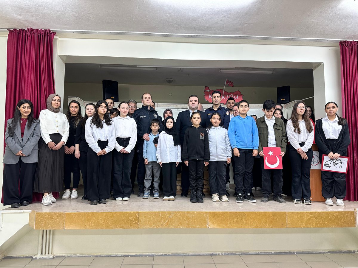 InhisarKaymakam's tweet photo. Kaymakamımız Sayın Mücahit Ünal, 12 Mart İstiklâl Marşı’nın Kabulü ve Mehmet Akif Ersoy’u Anma Günü kapsamında ilçemizde düzenlenen programa katıldı.

Öğrencilerimizin hazırladığı şiir dinletileri ve gösterilerin ilgiyle takip edildiği programda, İstiklâl Marşı’mızın milletimizin bağımsızlık iradesinin ve Millî Mücadele ruhunun en güçlü ifadesi olduğu vurgulandı.

Programın hazırlanmasında emeği geçen öğretmen ve öğrencilerimize teşekkür ediyor, büyük şair Mehmet Akif Ersoy başta olmak üzere tüm kahramanlarımızı rahmet ve minnetle anıyoruz.

@kaymakam_unal