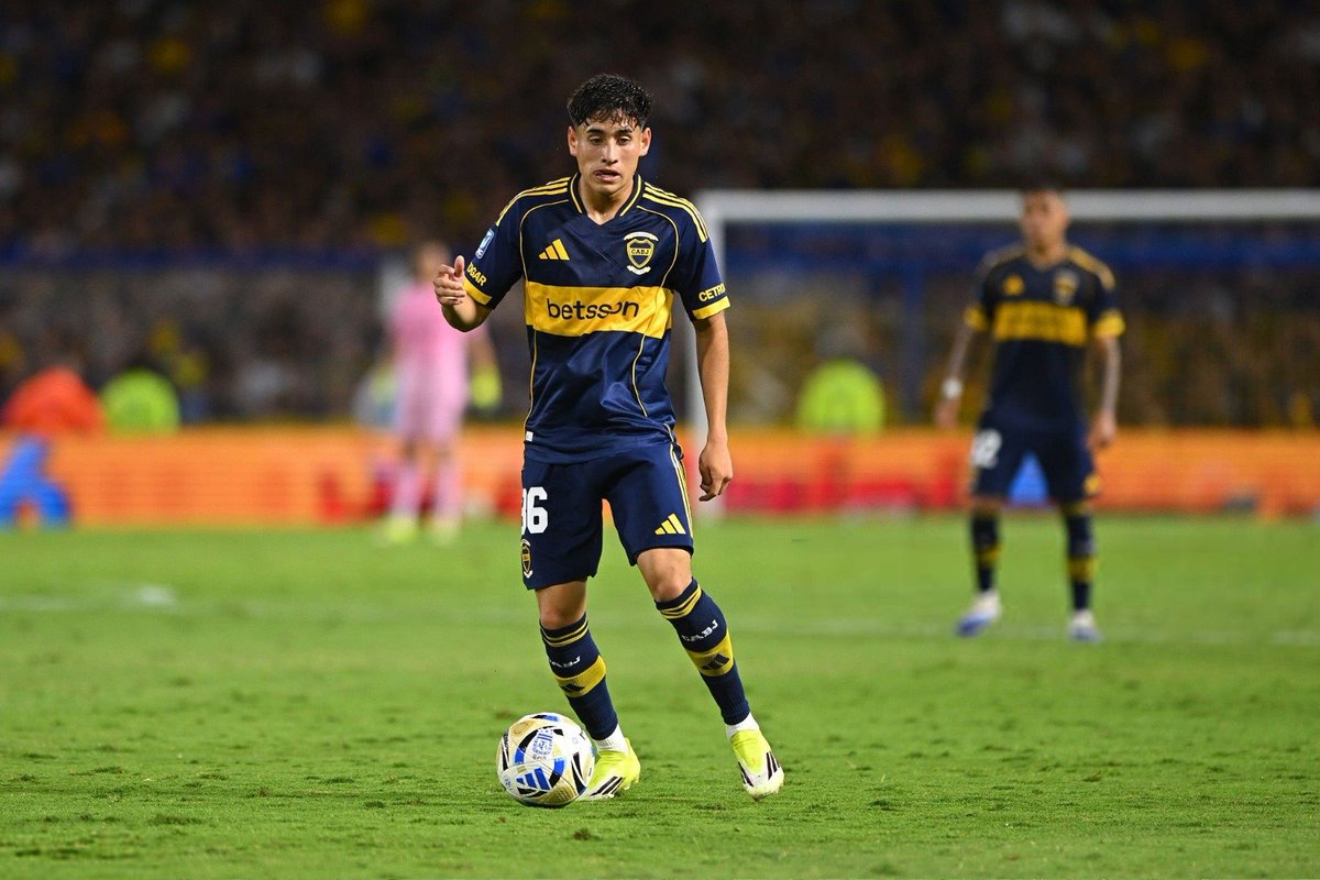 juampireynoso's tweet photo. Aranda no tuvo un buen clásico vs. SL. Pero le rescato algo que ni siquiera varios de los grandes tienen: se anima en todo momento, va para adelante, no se achica. A veces le va a salir, otras no. Pero me deja tranquilo que entiende cómo debe jugar un 10 de Boca. Banca total. https://t.co/mqN3WoUZFy
