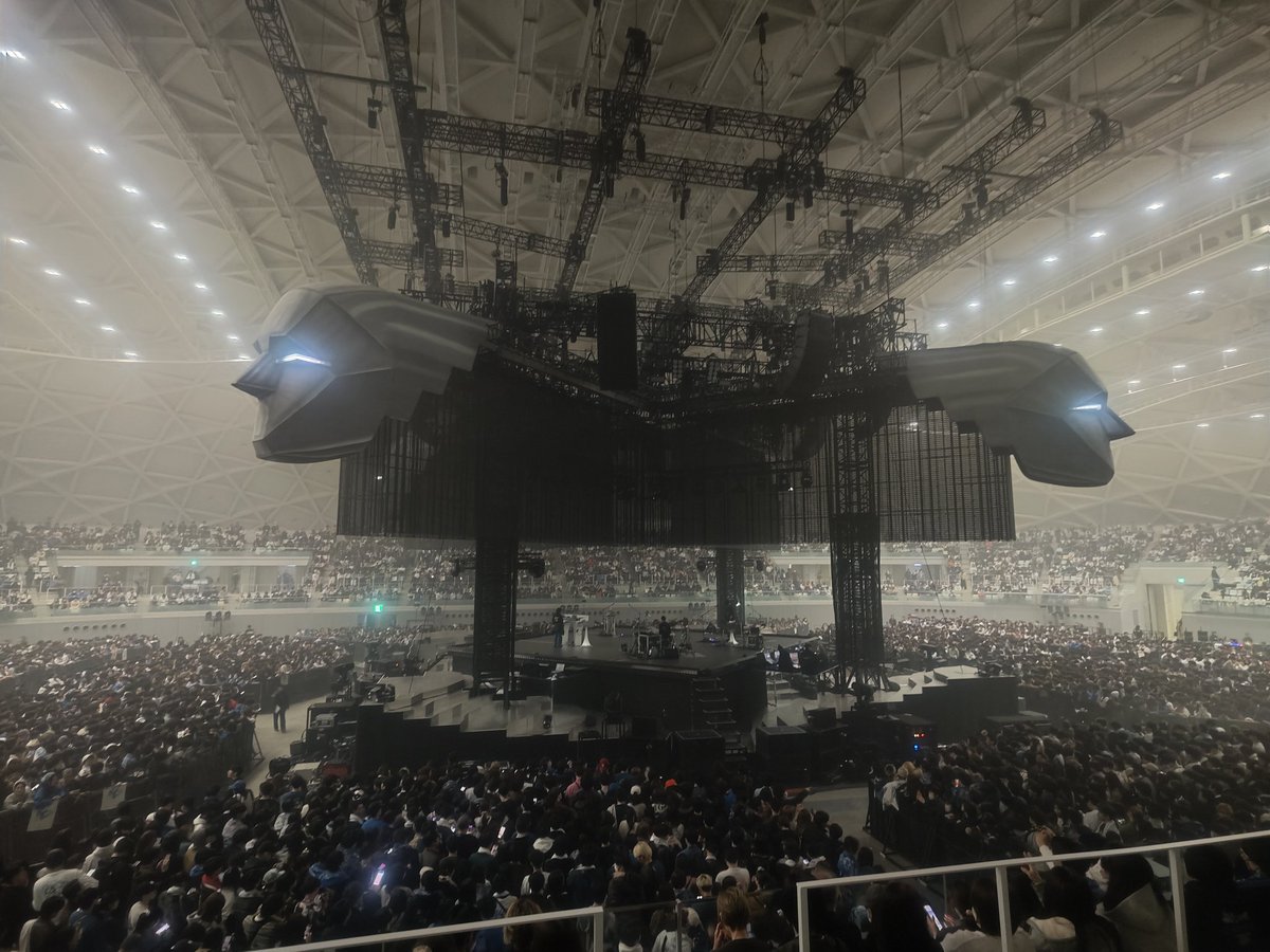 snancym0728's tweet photo. 高松1日目行ってきた〜
歌って踊って聴き入って、楽しかった！
King Gnu最高♡

MCみんなでたくさん話してくれたし
井口理の歌声が良すぎて…

井口さん、バラードで歌飛んだ時ニッコニコでやり過ごしてたの面白かった😊

スタンド5列、思ったより近くて見やすくて良かった！

#KingGnuCENTRALTour2026 https://t.co/nI1qRCa5Wg