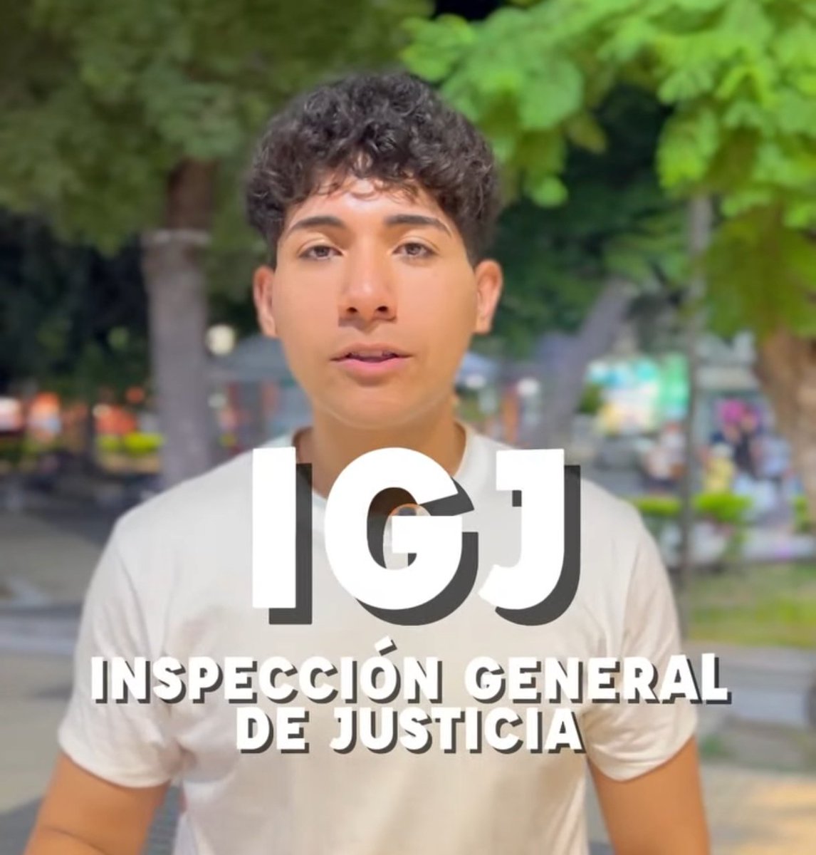 riojanoticia's tweet photo. ESCÁNDALO EN LA RIOJA: DENUNCIAN QUE JÓVENES LIBERTARIOS COBRAN BECAS DE HASTA $700 MIL PARA HACER PROPAGANDA DE MILEI Y ATACAR OPOSITORES

🟢En La Rioja crece el malestar por el uso de becas públicas que, según denuncias que circulan en ámbitos políticos y sociales, estarían siendo otorgadas a jóvenes vinculados a espacios libertarios para realizar tareas de propaganda política en redes sociales.

🟢Se trata de becas que van desde 500 mil hasta 700 mil pesos, programas que originalmente fueron creados con un objetivo claro: ayudar a jóvenes riojanos en sus estudios o en proyectos laborales. Sin embargo, distintas versiones señalan que esos fondos no estarían siendo utilizados con ese fin.

🟢De acuerdo con estas denuncias, algunos beneficiarios serían jóvenes militantes libertarios que administran páginas y perfiles dedicados a producir videos políticos en redes. En esos contenidos, aseguran las críticas, se promocionan las figuras del presidente @JMilei, del dirigente riojano @MenemMartin y de Gino Visconti, al tiempo que se realizan ataques contra dirigentes o sectores que no pertenecen a La Libertad Avanza.

🟢La polémica radica en que estas becas deberían estar destinadas a cualquier joven que las necesite, sin importar su afinidad política. En cambio, según los cuestionamientos que circulan en el ámbito local, se estarían utilizando como una herramienta para financiar militancia digital y sostener campañas de comunicación en redes.

🟢El tema genera indignación entre sectores que sostienen que los recursos públicos no pueden transformarse en una caja para propaganda partidaria, mientras muchos jóvenes riojanos continúan buscando oportunidades de estudio o trabajo.

🟢Por ahora, el caso se mueve entre denuncias políticas y reclamos de mayor transparencia. Pero la pregunta ya empezó a resonar en la provincia: ¿becas para estudiar o sueldos encubiertos para hacer campaña en redes?