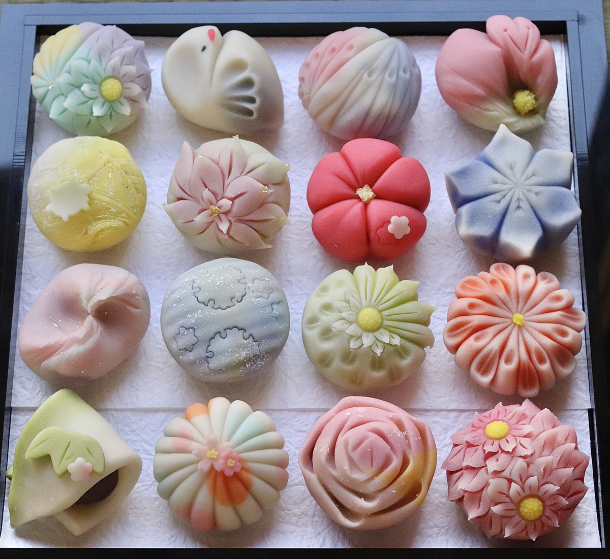 wagashi_tuchiya's tweet photo. 季節の日本美を彩る上生菓子

ねりきりとは、和菓子の一つ。白あんに砂糖、山の芋やみじん粉などのつなぎの食材を加え、調整し練った白あんの生菓子を言う。 https://t.co/3x1dg0J88X