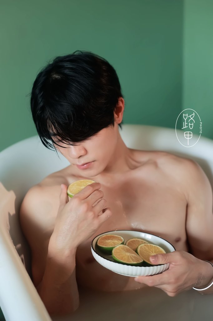 拍照的路甲（黑化版） tweet media