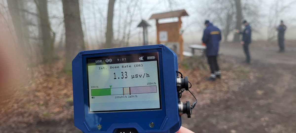 ioo_lb's tweet photo. Příprava na mimořádné situace nepolevuje!
Celníci si u nás vyzkoušeli simulaci zásahu při nálezu radioaktivních látek. Od teorie k praktickému měření v terénu - špičková detekční technika v rukou profesionálů je základem naší společné bezpečnosti. 
https://t.co/J9vfOOQC7p https://t.co/Vu1r1r1xnq