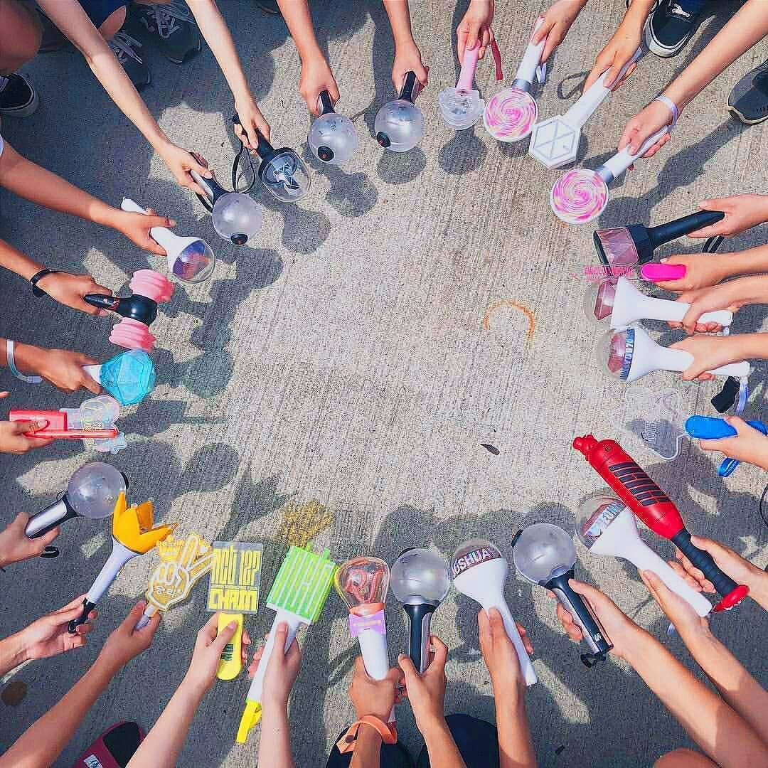 heesstan4ever's tweet photo. • 18+ TRUCKS AT HYBE
•STOCK PRICES GOING
• FAN'S KEEP PROTESTING
AND YOU KNOW IT'S GONNA BE SERIOUS
WHEN ALL FANDOMS CAME
TOGETHER FOR SOMETHING
(HEESEUNG effect)
Oh @BELIFTLAB and hybe you messed with wrong fandom 
(Drop the tags) https://t.co/W4Yq8gAHH3