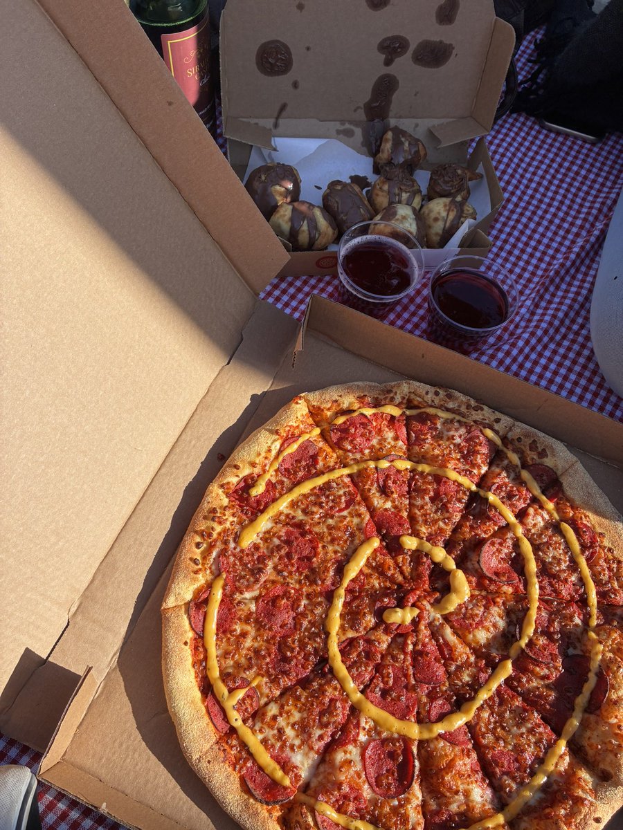 remscherbatsky's tweet photo. porsuk,sarap ve pizza 🩷 https://t.co/V5xhidxUqI