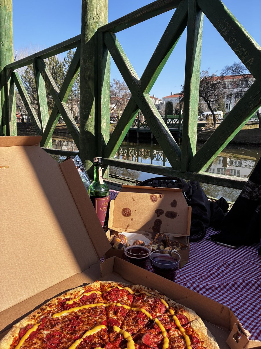 remscherbatsky's tweet photo. porsuk,sarap ve pizza 🩷 https://t.co/V5xhidxUqI