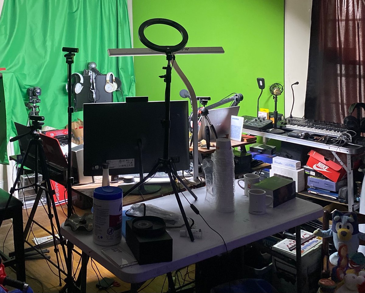 canwekeepitrea2's tweet image. Home studio set up. Also have a set up for on road with portable green screen 
#homestudio #streamyard #podcast