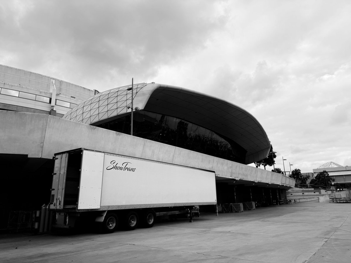 shotarosco's tweet image. ONEOKROCK
DETOX ASIA TOUR 2026
Melbourne, Australia🇦🇺
Margaret Court Arena
オーストラリア1発目！
すごーーいかっこいいライブ！
StandAtlanticもパワーアップしてた😌
そしてとっても良き現地ツアーCREW
照明も喜んでくれました♪
次はシドニー🇦🇺
#ONEOKROCK
#StandAtlantic
#Lighting
#AVOLITES