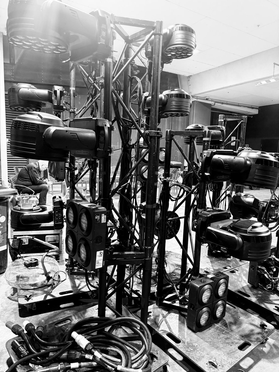 shotarosco's tweet image. ONEOKROCK
DETOX ASIA TOUR 2026
Melbourne, Australia🇦🇺
Margaret Court Arena
オーストラリア1発目！
すごーーいかっこいいライブ！
StandAtlanticもパワーアップしてた😌
そしてとっても良き現地ツアーCREW
照明も喜んでくれました♪
次はシドニー🇦🇺
#ONEOKROCK
#StandAtlantic
#Lighting
#AVOLITES