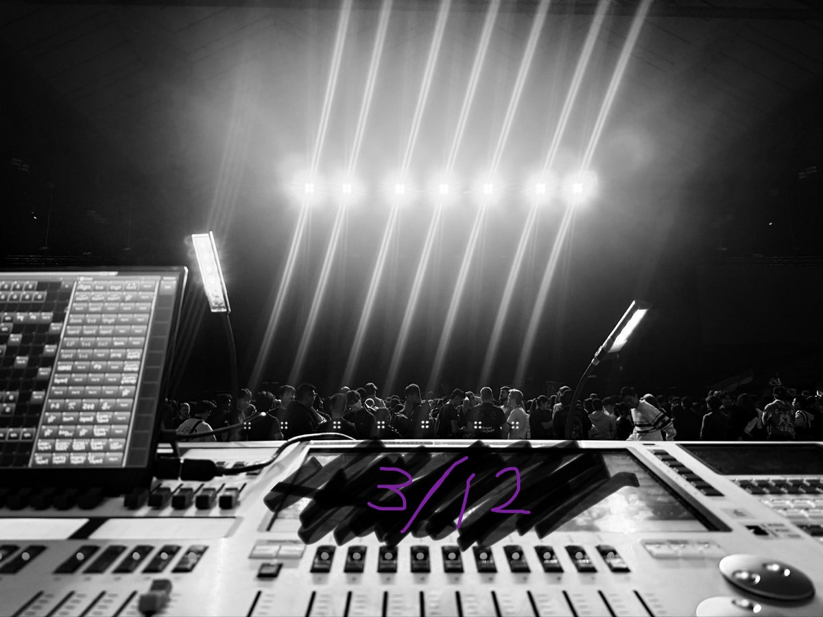 shotarosco's tweet image. ONEOKROCK
DETOX ASIA TOUR 2026
Melbourne, Australia🇦🇺
Margaret Court Arena
オーストラリア1発目！
すごーーいかっこいいライブ！
StandAtlanticもパワーアップしてた😌
そしてとっても良き現地ツアーCREW
照明も喜んでくれました♪
次はシドニー🇦🇺
#ONEOKROCK
#StandAtlantic
#Lighting
#AVOLITES