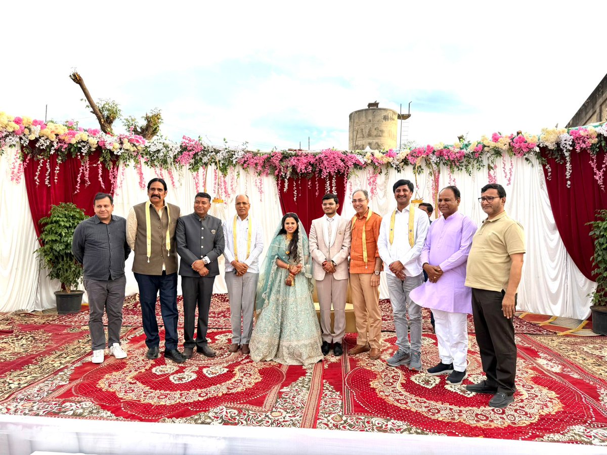 फुलेरा के पूर्व विधायक श्री निर्मल जी कुमावत के सुपुत्र के विवाह समारोह में शामिल होकर नवदंपति को शुभकामनाएँ प्रेषित कीं।