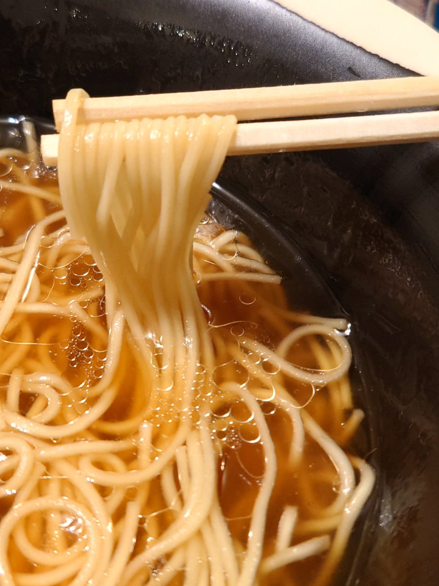 ちょっと前に利府ジャスで買った100円のマルちゃん飯田商店監修醤油らぁ麺スープ。しなやかな麺のマルタイ棒ラーメン麺で合わせてみました！旨味オイルタップリ醤油スープで美味しかったけど流石に素ラーメンで味わう限界ありましたね。刻みネギ生姜+でノスラー感増して好き。果敢なチャレンジに拍手。