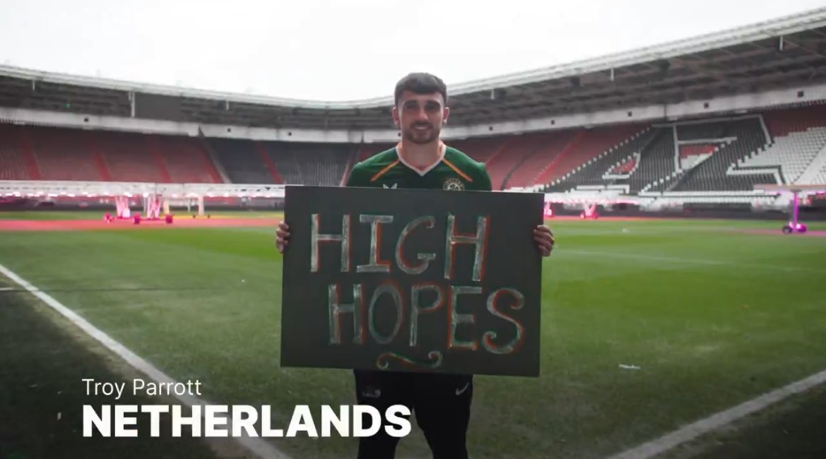 Troy Parrott et l’AFAS Stadion dans la vidéo officiels des affaires étrangères Irlandaise pour la St Patrick🇮🇪😄