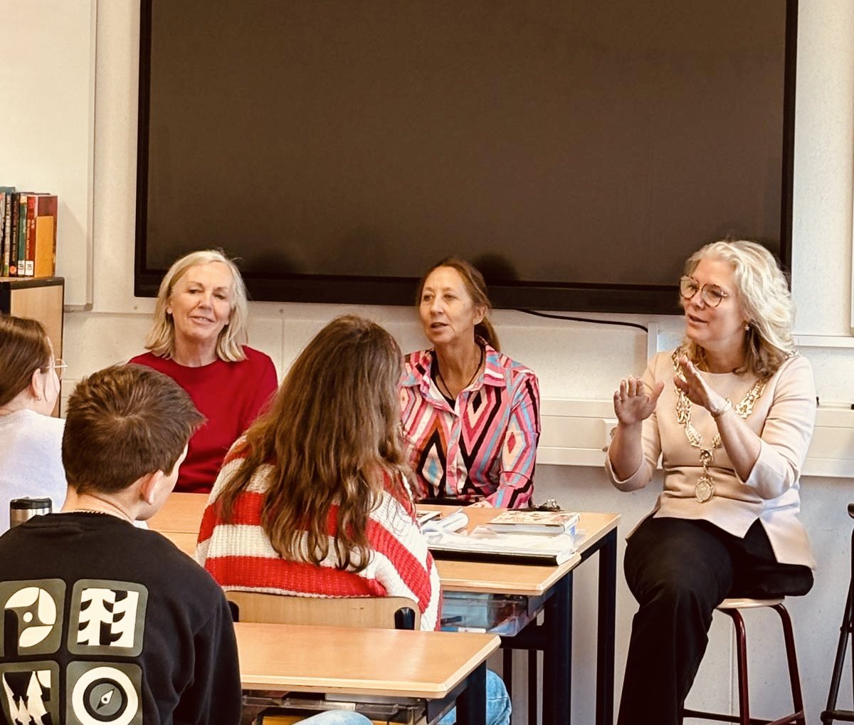 HattemCentraal's tweet photo. De lijsttrekker van HattemCentraal was vandaag te vinden op de Hattemse scholen.

“Het is belangrijk om aan de jeugd, toekomstige stemmers Hattem, uit te leggen dat je stem er toe doet”.

Ons standpunt “Jongerenparticipatie (On)gevraagd advies van jongeren verrijkt het beleid”. https://t.co/6aS3PJZ48h