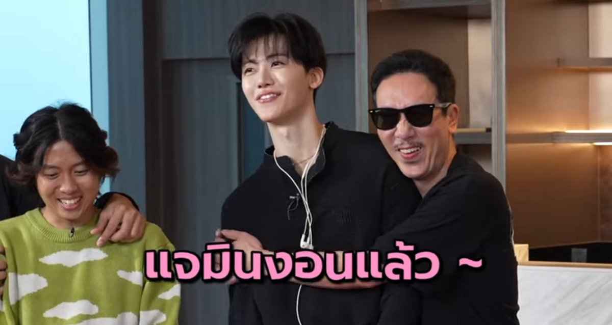 น้องแจมินขี้งอนจิง คือน้องจะใบ้ช่วย แต่พี่เหว่งบอกว่ามะให้พูดนะ จากนั้นนางก็ยืนยิ้มนิ่ง ๆ เงียบ ๆ ไปสักพักเรย พอพี่เหว่งหันมาถาม นางไม่ตอบ นางเงียบ ละบอกว่า ‘ก็อปป้าไม่ให้พูดอะ’ พี่เหว่งรีบกอดปลอบเลย โอ้ย ลูกคนเดียวขี้งอนเอ้ยย555555555555