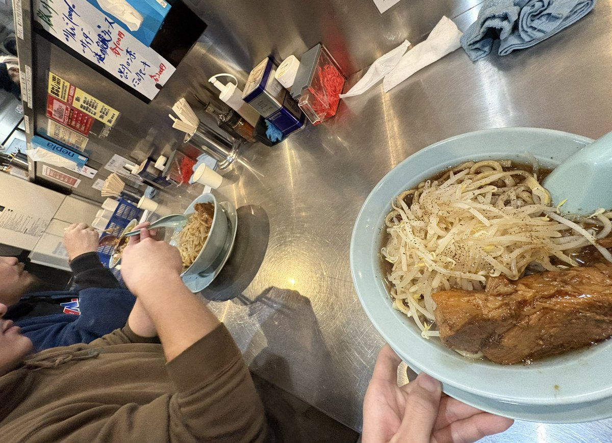 seta_complex's tweet photo. 左いつもの
右リクエスト限定〜黒〜煮干ver
最後も最高においしかった
最近スープに入ってるニンジンがいい味！
たくさんの思い出��たくさんのラーメン好き人に出会えた

この2年半は間違いなく私の人生に強い強い影響を与える素晴らしいものでした！
皆様のさらなるご飛躍を祈って ｲｯﾃﾗｯｼｬｲ！ https://t.co/7KVWWSBz2w