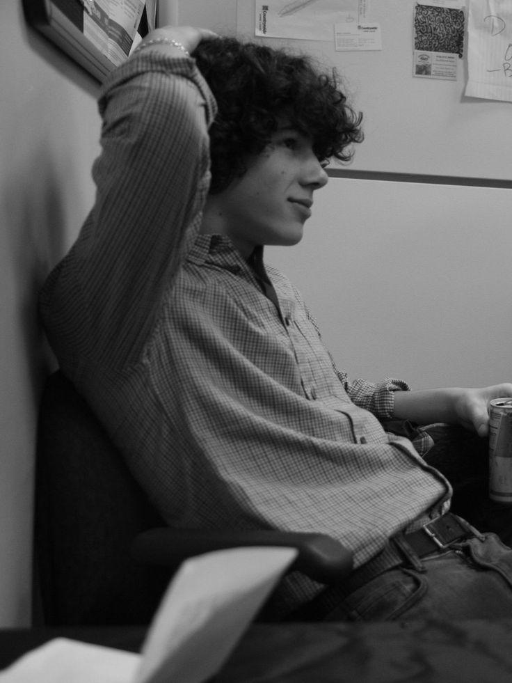 johnmainw's tweet photo. nick jonas curly appreciation post https://t.co/J7iazipspe