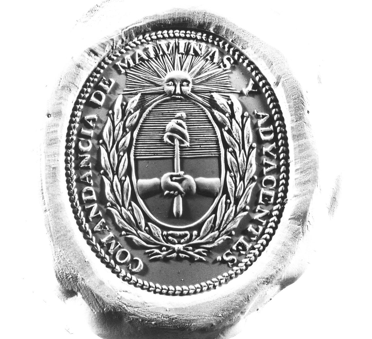 Sello de la “Comandancia de Malvinas y Adyacencias” utilizado por Luis Vernet desde 1828 hasta la usurpación británica de las Islas en 1833.

Cómo se puede ver tiene en su interior el escudo, de la ya existente, Nación Argentina 🇦🇷