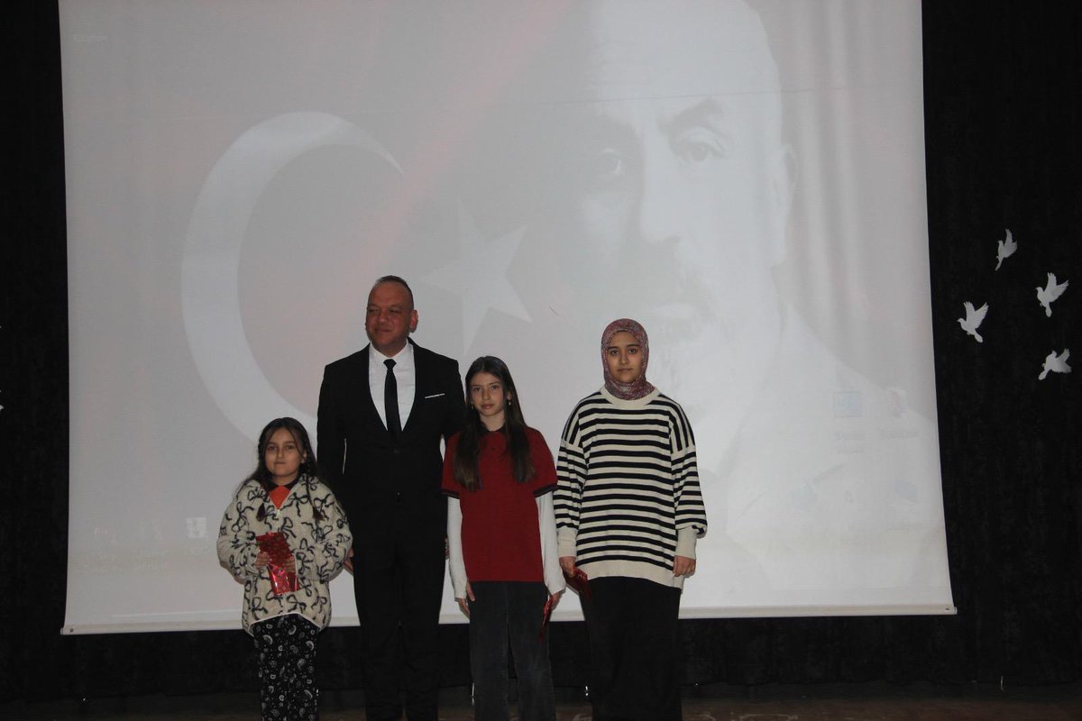 TefenniMem's tweet photo. İlçemizde İstiklâl Marşı’nın Kabulü ve Mehmet Akif Ersoy’u Anma Günü (12 Mart) Tefenni Konferans Salonunda yapılan etkinliklerle kutlandı. Öğrencilerin sunduğu şiir, konser, tiyatro ve folklor gösterileri büyük ilgiyle izlendi. Program, ödül töreninin yapılmasıyla sona erdi. https://t.co/dbuE6kR9gc