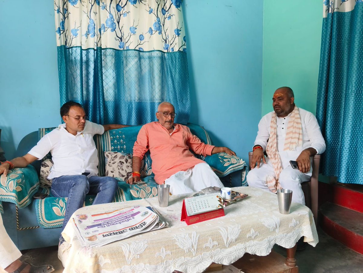 YogendraAdv's tweet photo. आदरणीय अभिमन्यु सिंह जी के भतीजे के देहावसान होने का दुखद समाचार प्राप्त हुआ था। युवावस्था में परिवार के किसी सदस्य का चले जाना अंदर से झकझोर देता है। आज उनके निजनिवास - बिसौरी पहुंचकर मृतक को श्रद्धांजलि दिया। 

ईश्वर से कामना है कि मृतक को श्री चरणों में स्थान दें एवं परिवार को इस दुख की घड़ी में अतुलनीय बल दें।
@DrMNPandeyMP