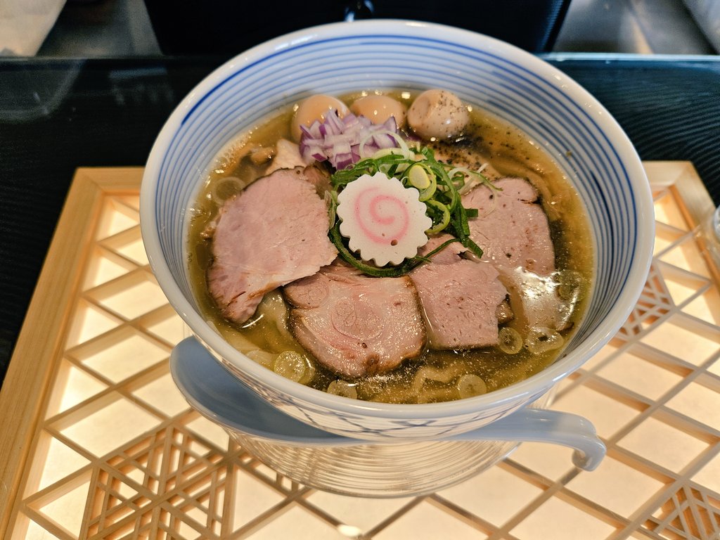 中華そば炎🔥
特製中華そば塩+ハーフカレー
いつもより煮干し！煮干し!!
煮干しの出汁がガツンと感じられてエンドレススープ😂
ようやく挑戦できたカレーも煮干しがしっかり感じられつつ挽肉が超GOOD😆🍛
閉店間際でもさらにパワーアップしていく兄さん流石すぎです！
兄さん猫さまご馳走様でした😺❣️