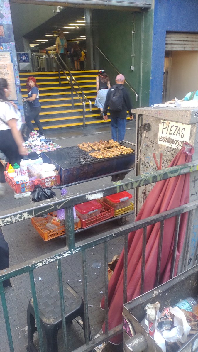 <a href="/desbordes/">Mario Desbordes Jiménez</a> qué es esta mierda?
A la salida del metro Parque O'Higgins, literalmente haciendo anticuchos 
5 metros más allá, pollo frito 
Todos extranjeros
Vas a hacer tu pega o no?