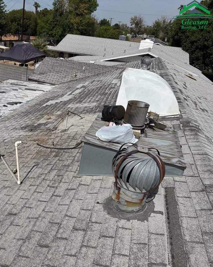 GleasonRoofing's tweet image. 👀🏚️ If Your Roof Looks Like THIS…

Cracked tiles. Sagging spots. Discoloration. Exposed underlayment. If your roof’s showing any of these signs, it’s a cry for help.

#ArizonaRoofing #RoofCheck #ProtectYourHome #RoofReady #phoenix #phoenixroofing #roofingexperts #roofing