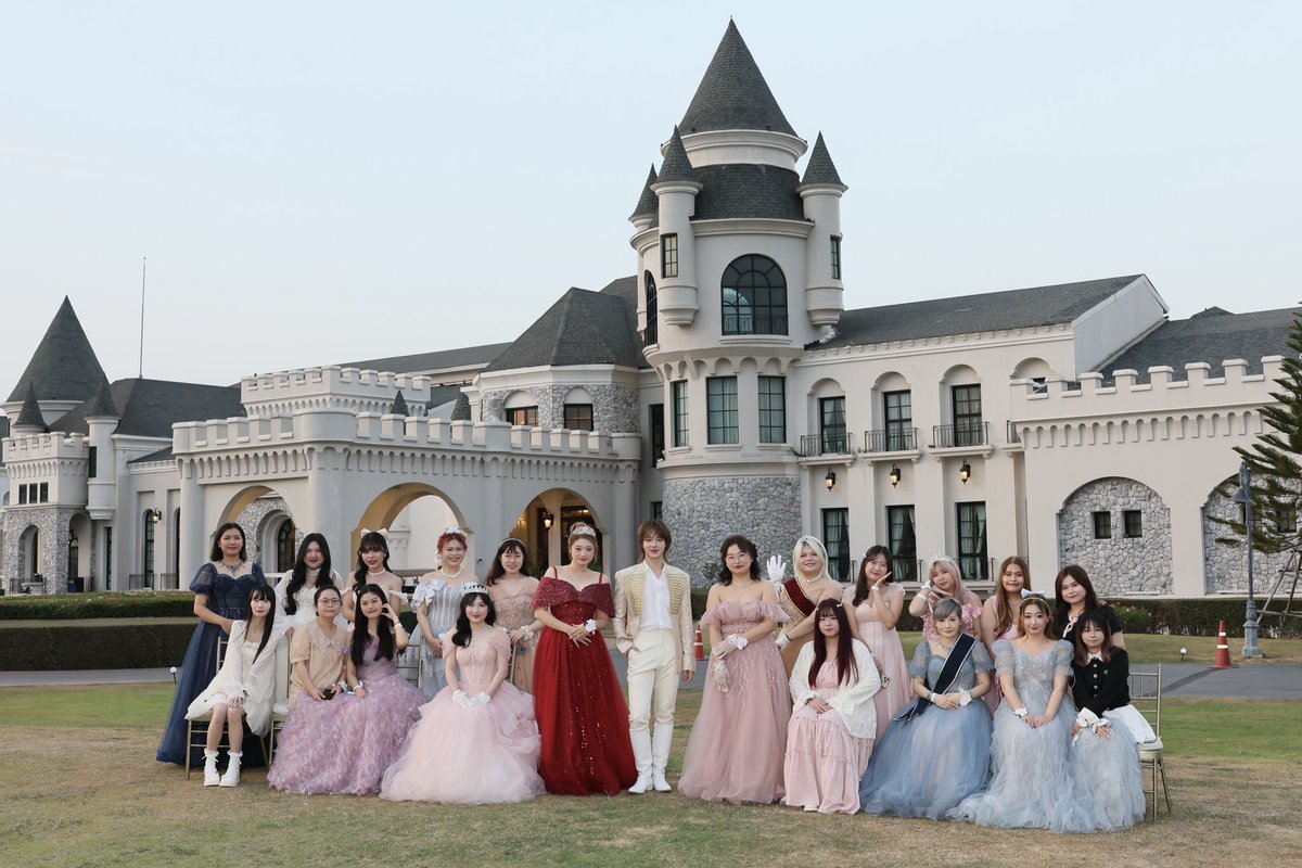 3ceth_official's tweet photo. 3CE x NuNew Kiss The Day My Prince 👑💋💄

จบกันไปแล้วสำหรับงานเลี้ยงพระราชวังกับเจ้าชายนุนิว @CwrNew ย้อนความทรงจำอันน่าคิดถึงกันสุดๆ ✨🫶🏻 พูดเลยว่า เจ้าชายนุนิวทรงพระสง่างาม ทรงพระเริ่ด ทรงพระเมคอัพเป๊ะ ลิปเป๊ะ (เพราะใช้ 3CE 🫦) ใครชอบลุควันนี้บ้างโบกพัดหน่อยยย 😳 งานวันนี้เคล้าด้วยบรรยากาศโรแมนติกและสง่างามมากๆ แถมนุนิวยังสร้างโมเม้นต์อันน่าประทับใจเลยยย 🥹

ขอขอบคุณเจ้าหญิงผู้เลอโฉมนานานุ ทั้งทีมปราสาทและทีมทางบ้านสำหรับกำลังซัพพอร์ตอันล้นลาม 3CE หวังว่าจะเอนจอยงานในวันนี้นะคะ ไว้เจอกันใหม่ รอดูอะไรใหม่ๆ ของนุนิวกับ 3CE ได้เลย 👀✌🏻🔜

3CE KISS NUNEW EVENT
#NuNewx3CEKissTheDay