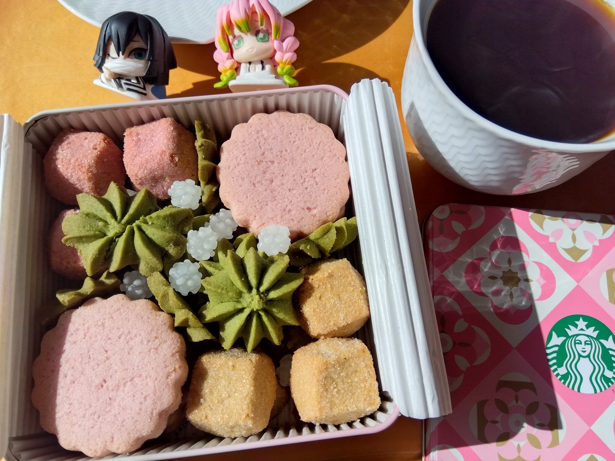 スターバックスのクッキー缶、桜の4種クッキーアソート🌸
撮影の時はどの食器とモデルを組み合わせるかが悩みどころ。
日差しが強すぎると写り具合の判断がムツカシイ。🥴

#木漏れ日のお茶会 #おうちカフェ #おうちごはん #おうち時間 #おやつ #coffee #珈琲 #おそ由松