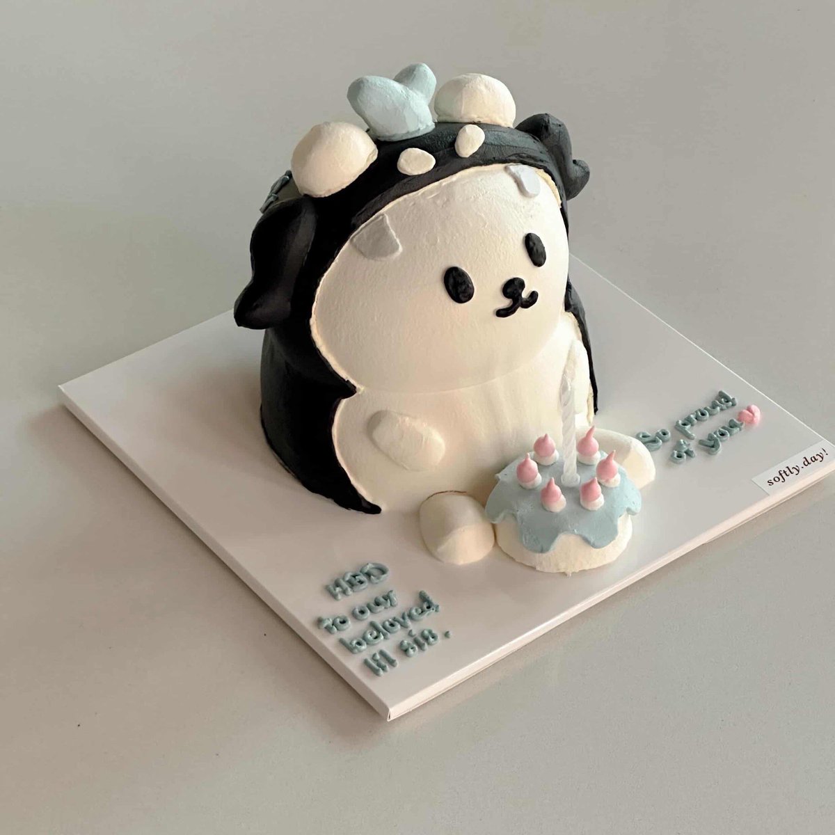 แล้วจะไม่ให้มีน้ามตาได้ยังไง🥹 กลับมาถึงบ้าน โดน surprise ด้วยเค้กก้อนนี้ ฮรึกกก น้ำตาไหลท่วม🫠🤟🏻 จะไปกล้ากินมั้ยยย 

(แต่ใดๆแม่ถามว่าตัวจิงซังหัวล้านแบบนี้มั้ย คือออ ซังจะเป้นยัยหัวล้านในสายตาแม่ชั้นตลอดไปไม่ได้ป่ะ😖🎀)