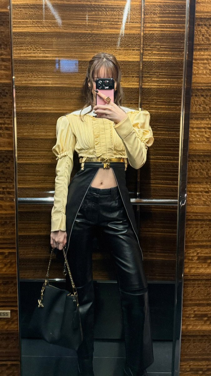 MirrorPics's tweet photo. #LISA https://t.co/J2yOYbCprx